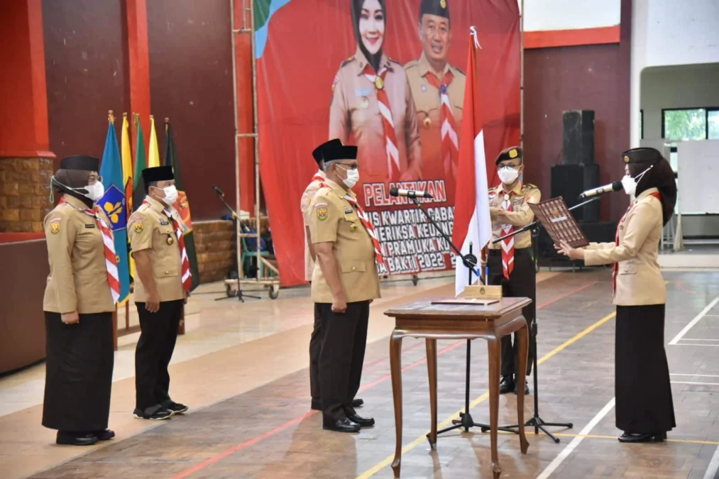 LANTIK MABICAB. Ketua Kwartir Daerah (Kwarda) Gerakan Pramuka Provinsi Jawa Barat Atalia Praratya Ridwan Kamil saat melantik Bupati H Acep Purnama sebagai Majelis Pembimbing (Mabicab) Kwartir Cabang Pramuka Kuningan, Kamis (29/3).