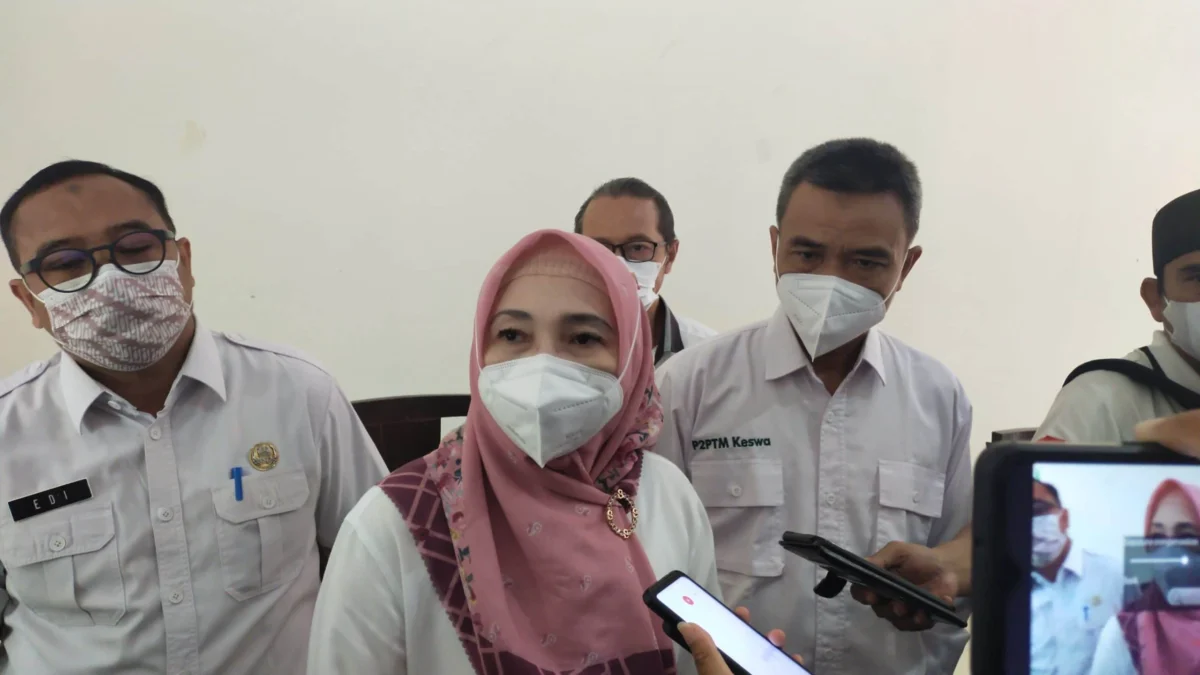 JEMPUT BOLA. Kepala Dinas Kesehatan Kabupaten Cirebon, dr Hj Neneng Nurhasanah akan menjegal para pemudik yang belum di vaksin.