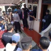 REKONSTRUKSI. Tersangka FN (19) saat melakukan adegan tiba di kosan Sri Agustina (42) teman kencan yang kemudian dihabisi karena menolak ajakan persetubuhan dua kali saat rekonstruksi yang digelar penyidik Polres Kuningan, kemarin.