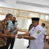 DANA STIMULAN. Bupati H Acep Purnama menyerahkan bantuan dana stimulan kepada para ketua RT, RW dan ketua LPM Kelurahan se Kabupaten Kuningan di Aula Ruang Rapat Purbawisesa Setda Kuningan, Rabu (27/4).