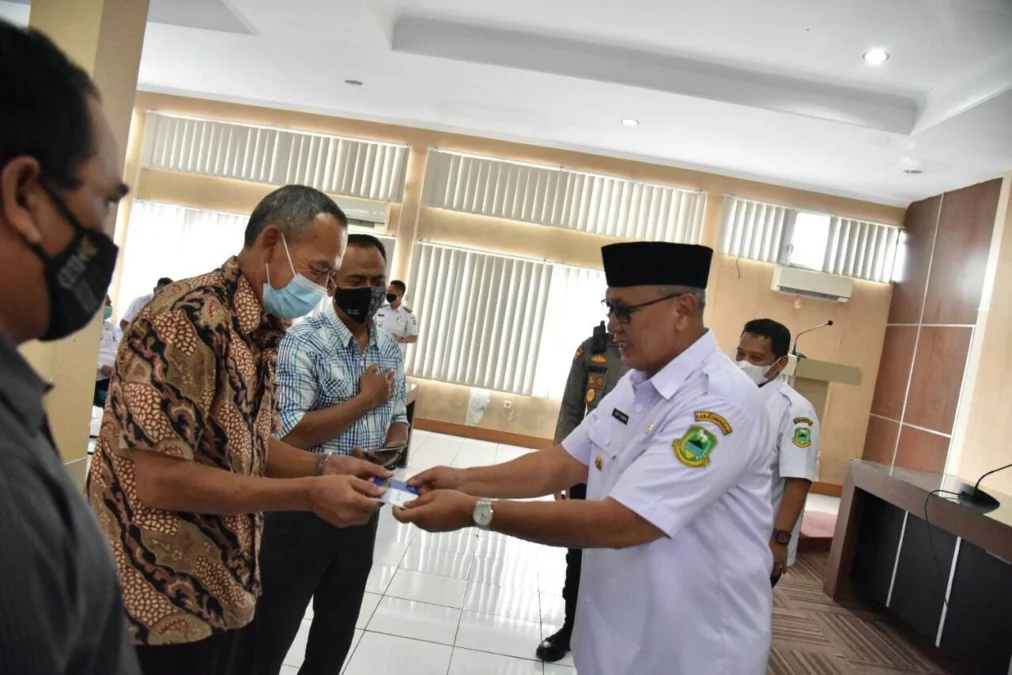 DANA STIMULAN. Bupati H Acep Purnama menyerahkan bantuan dana stimulan kepada para ketua RT, RW dan ketua LPM Kelurahan se Kabupaten Kuningan di Aula Ruang Rapat Purbawisesa Setda Kuningan, Rabu (27/4).