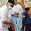 SANTUNAN RAMADAN. Bupati H Acep Purnama menyerahkan santunan dalam acara Santunan Ramadan yang digelar Pemdes Bandorasa Kulon di Masjid Baiturrohman, Minggu (24/4).