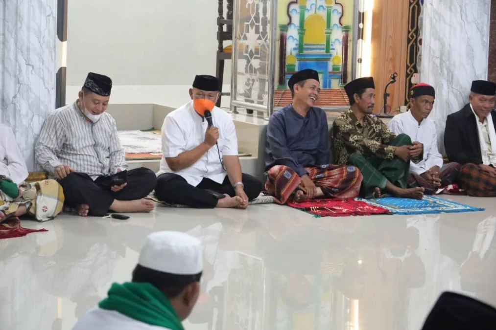 TARAWIH KELILING. Bupati H Acep Purnama melakukan tarawih keliling (Tarling) di Masjid Al-Falaah, Kelurahan Cirendang, Kecamatan Kuningan, Kabupaten Kuningan, Minggu (17/4).