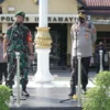 BERI ARAHAN. Kapolres Indramayu AKBP M Lukman Syarif dan Dandim 0616 Letkol Inf Teguh Wibowo memberikan arahan menjelang pengamanan aksi demonstrasi mahasiswa yang tergabung dengan nama Cipayung Plus.