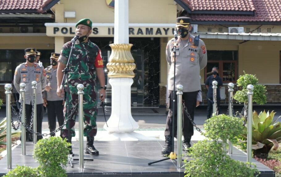 BERI ARAHAN. Kapolres Indramayu AKBP M Lukman Syarif dan Dandim 0616 Letkol Inf Teguh Wibowo memberikan arahan menjelang pengamanan aksi demonstrasi mahasiswa yang tergabung dengan nama Cipayung Plus.