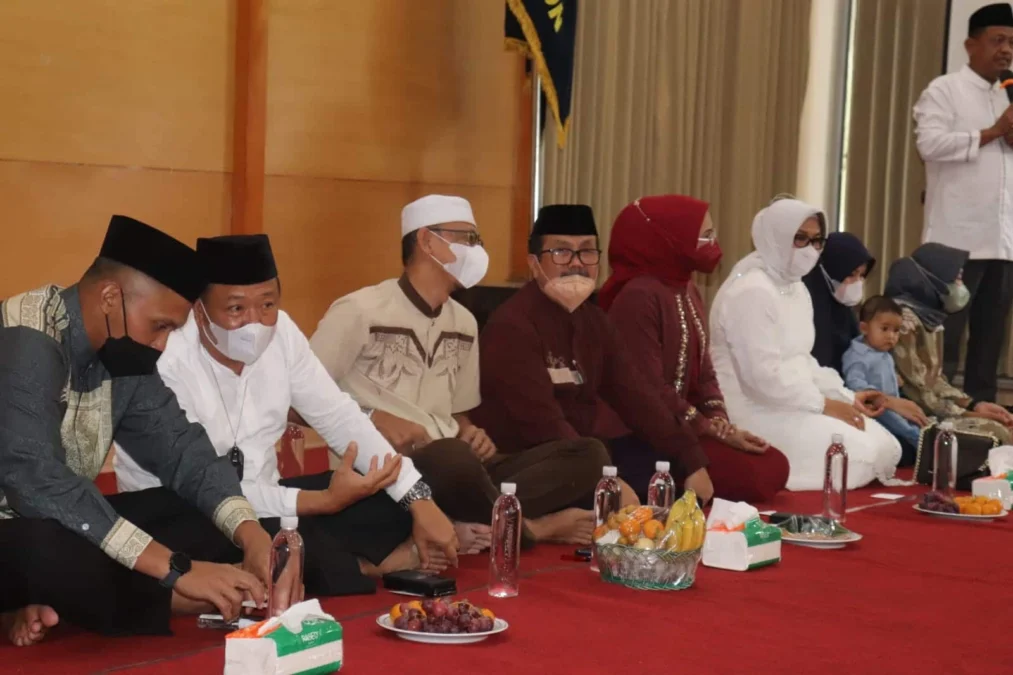 KOMPAK. Bupati Cirebon, H Imron bersama Ketua DPRD Kabupaten Cirebon dan Kepala Kejaksaan Negeri Kabupaten Cirebon serta Dandim 0620 Kabupaten Cirebon menghadiri Semaan Al-Quran, Sabtu lalu.