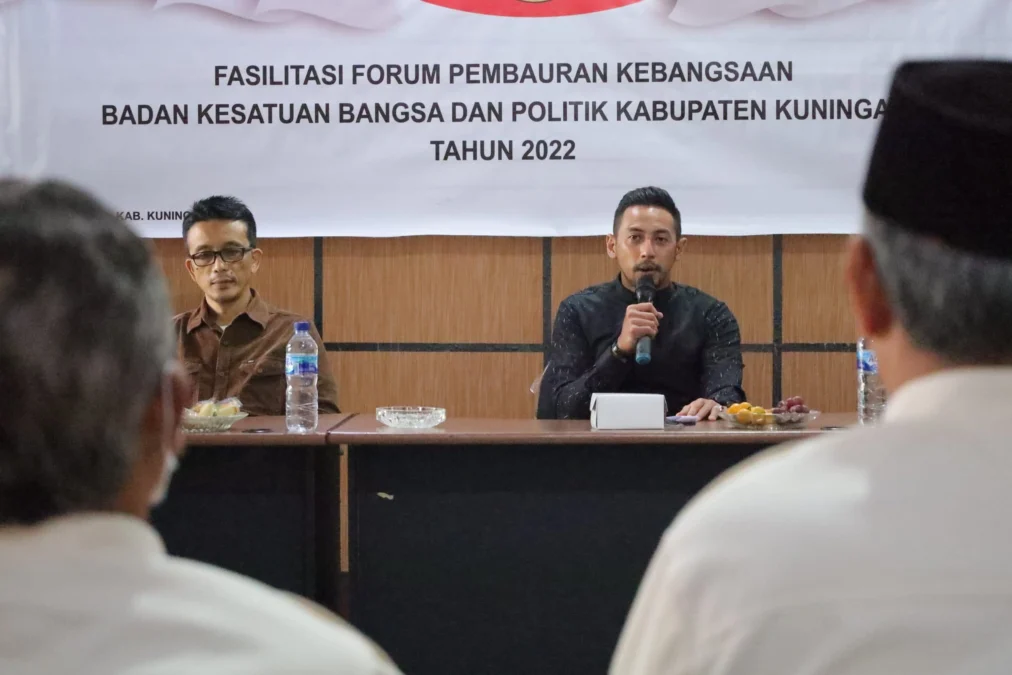 ARAHAN. Wakil Bupati, HM Ridho Suganda memberikan arahan pada kegiatan Fasilitasi Forum Pembauran Kebangsaan (FPK) yang digelar Badan Kesatuan Bangsa dan Politik Kabupaten Kuningan, Jumat (1/4).