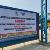 TUTUP AKSES AMC. Direksi PD Pembangunan (PDP) Kota Cirebon bersama Jaksa Pengacara Negara (JPN) melakukan penutupan akses aktifitas AMC karena pihak AMC tak kunjung memenuhi kewajiban keuangan, kemarin.