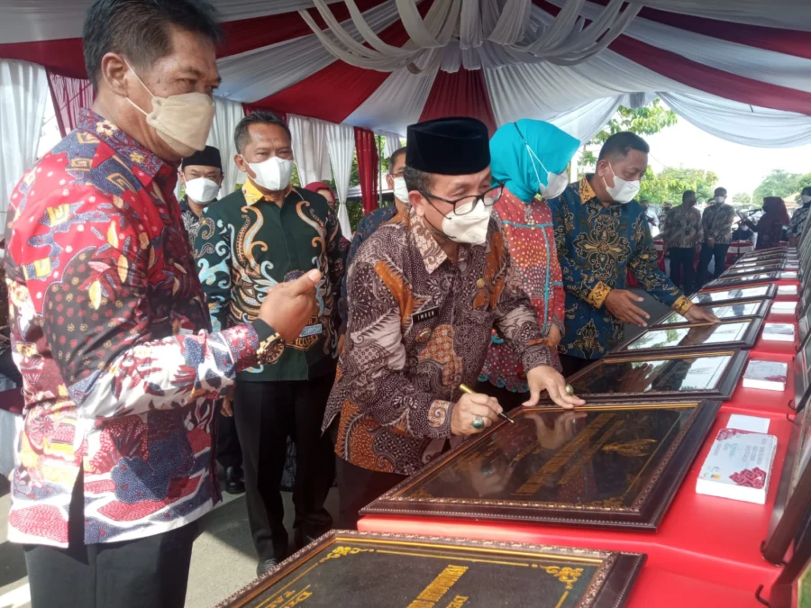 Bupati Cirebon, Imron saat menandatangani prasasti pembangunan tahun anggaran 2021