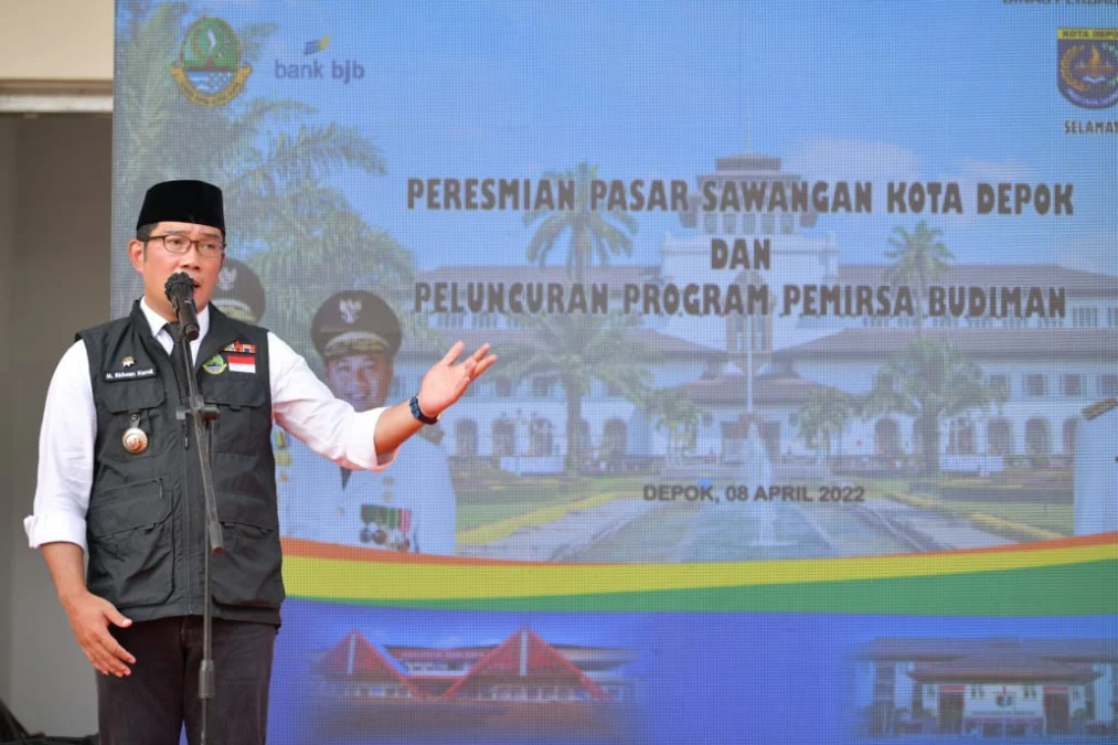 Gubernur Jawa Barat Ridwan Kamil saat meluncurkan program pemesanan minyak goreng bersubsidi melalui Aplikasi Sapawarga, di Kota Depok, Jumat (8/4/2022).