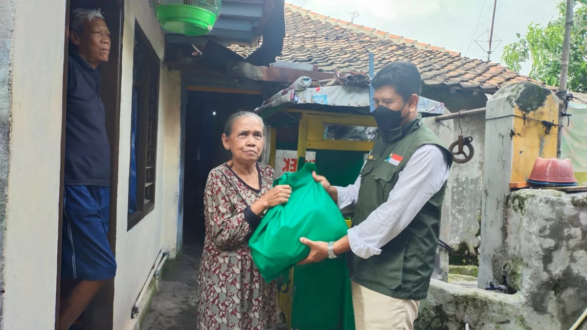 SIMBOLIS. Ketua Jabar Bergerak Kabupaten Cirebon, Rudianto menyerahkan paket sembako kepada warga yang terdampaK bencana putting beliung di Desa Lurah, Kecamatan Plumbon.