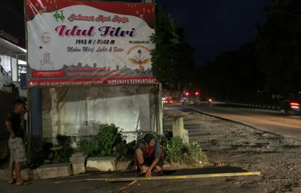 PERAN. Masyarakat APWD memasang imbauan untuk pemudik dalam bentuk baliho bergambar bupati Indramayu.