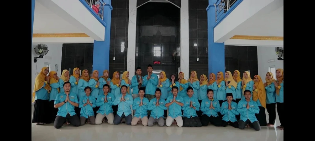 MAKIN KOMPAK. Menyambut hari perusahaan, staf dan pengajar lembaga pendidikan Syntax Foundation berkumpul di SMK SBS Kuningan Jalan Raya Susukan, Ciawigebang.