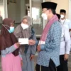 AMAL. Bupati Majalengka DR H Karna Sobahi memberikan bantuan kepada anak yatim dan sarana keagamaan, dalam agenda Safari Ramadan.