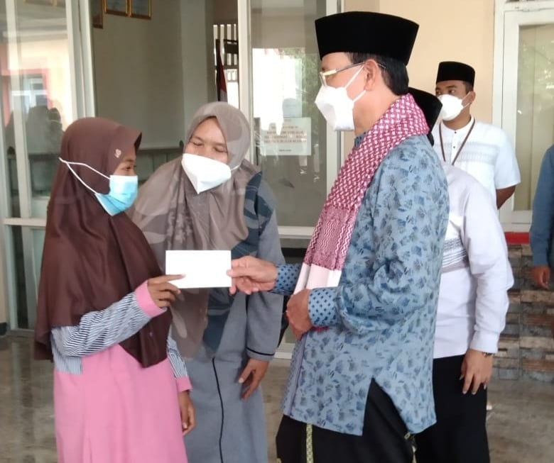 AMAL. Bupati Majalengka DR H Karna Sobahi memberikan bantuan kepada anak yatim dan sarana keagamaan, dalam agenda Safari Ramadan.