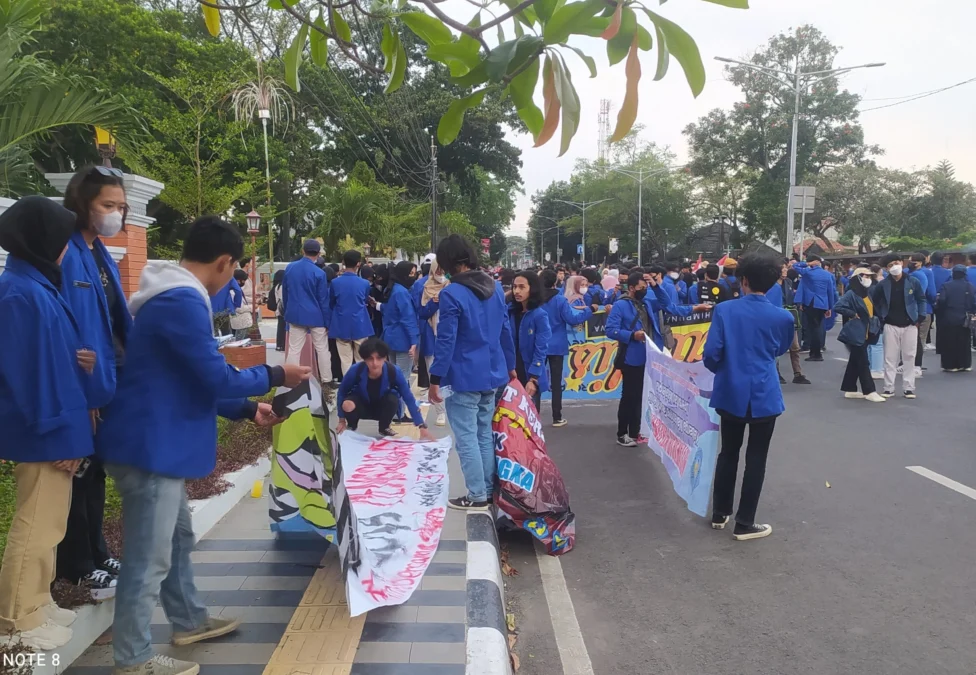 TERTIB. Mahasiswa Majalengka menggelar unjuk rasa dengan aman dan menjalankan protokol kesehatan, di depan pendopo Bupati Majalengka.