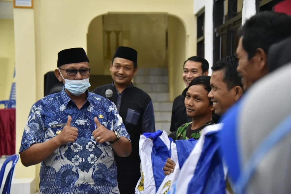 BAGIKAN SEMBAKO. Bupati H Acep Purnama membagikan sembako saat Safari Ramadhan di Masjid Al Hidayah, Desa Dukuhbadag, Kecamatan Cibingbin, kemarin.