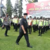 GELAR PASUKAN. Bupati H Acep Purnama mendapat kehormatan bertindak selaku Inspektur Upacara dalam Apel Pasukan Pengamanan Hari Raya Idul Fitri, Jumat (22/4) di halaman Mapolres Kuningan.