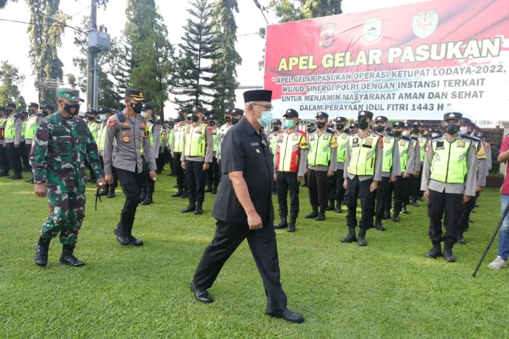 GELAR PASUKAN. Bupati H Acep Purnama mendapat kehormatan bertindak selaku Inspektur Upacara dalam Apel Pasukan Pengamanan Hari Raya Idul Fitri, Jumat (22/4) di halaman Mapolres Kuningan.