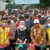 GUNTING PITA. Anggota DPR RI Dedi Wahidi (kedua kanan), Bupati Indramayu Nina Agustina dan Dirjen Bina Marga PUPR Hedy Rahadian (kanan) menggunting gunting pita saat peresmian Jembatan Gantung Sukawera.