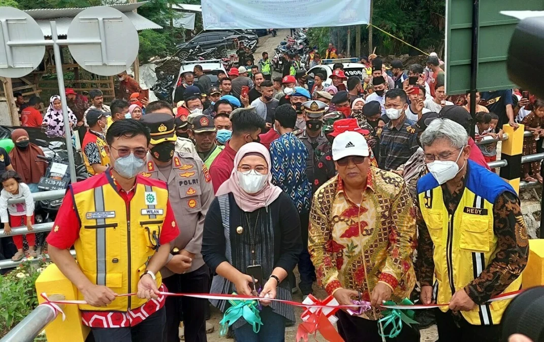 GUNTING PITA. Anggota DPR RI Dedi Wahidi (kedua kanan), Bupati Indramayu Nina Agustina dan Dirjen Bina Marga PUPR Hedy Rahadian (kanan) menggunting gunting pita saat peresmian Jembatan Gantung Sukawera.