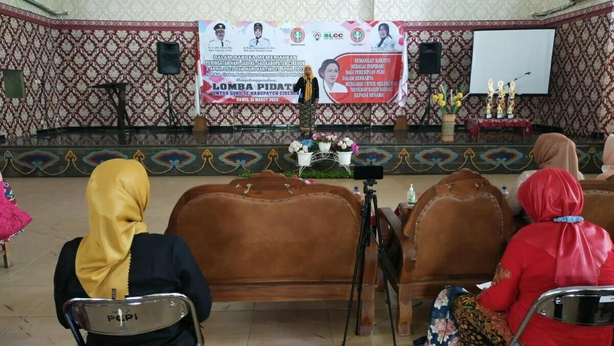 SERBA BISA. Salah satu peserta saat mengikuti lomba pidato di Aula Gedung PGRI Kabupaten Cirebon, kemarin. Kali ini,lomba hanya diikuti tenaga pendidik perempuan.