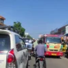 MACET. Pasar tumpah di jalur arteri Cirebon-Bandung tepatnyd I pasar Prapatan Sumberjaya, bisa menjadi salah satu penyebab kemacetan di arus mudik.