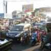 SEMRAWUT. Kemacetan sering terjadi di kawasan pasar atau terminal Rajagaluh, khususnya di jam-jam menjelang berbuka puasa.