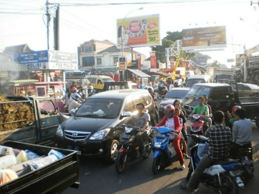 SEMRAWUT. Kemacetan sering terjadi di kawasan pasar atau terminal Rajagaluh, khususnya di jam-jam menjelang berbuka puasa.