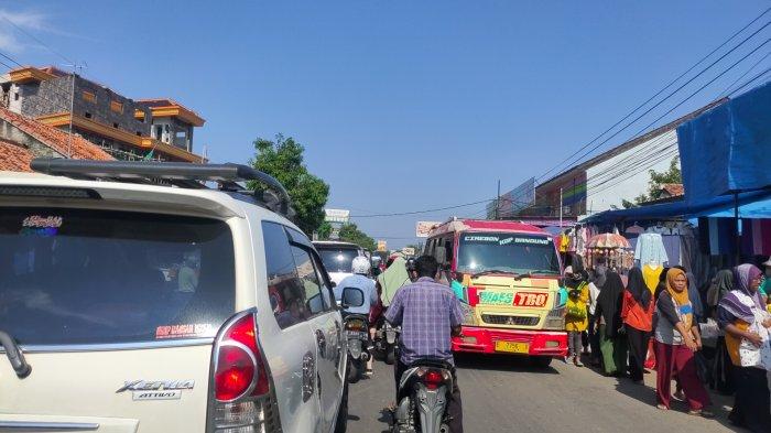 MACET. Pasar tumpah di jalur arteri Cirebon-Bandung tepatnyd I pasar Prapatan Sumberjaya, bisa menjadi salah satu penyebab kemacetan di arus mudik.