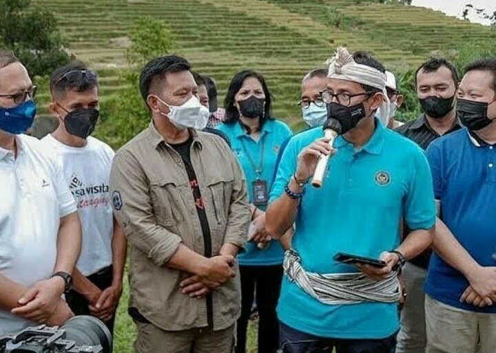 DESA WISATA. Wakil Bupati majalengka Tarsono D Mardiana mendampingi Menparekraf Sandiaga Uno, saat visitasi ke Desa Bantaragung beberapa waktu lalu.