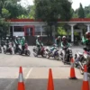 KETAT. Pengendara sepeda motor antre di SPBU untuk mengisi Pertalite dan Premium, di tengah kebijakan pelarangan pembelian Pertalite menggunakan jerigen.