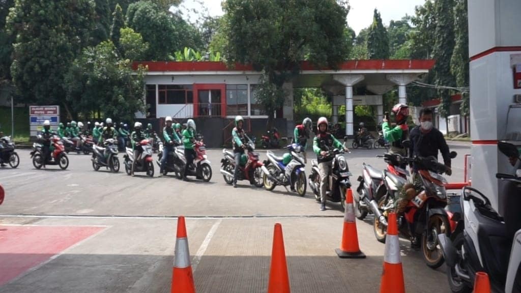 KETAT. Pengendara sepeda motor antre di SPBU untuk mengisi Pertalite dan Premium, di tengah kebijakan pelarangan pembelian Pertalite menggunakan jerigen.