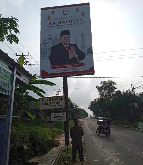 ILEGAL. Baliho bergamnbar tokoh nasional La Nyalla Mattalitti dan Yusril Ihza Mahendra di pertigaan Kecamatan Sindangwangi, akan diturunkan paksa karena tidak memiliki izin.