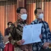 TEKNOLOGI. Bupati Majalengka didampingi Kepala Diskominfo mengikuti MoU virtual dengan Menteri Kominfo, terkait penunjukan Majalengka sebagai kabupaten smart city.