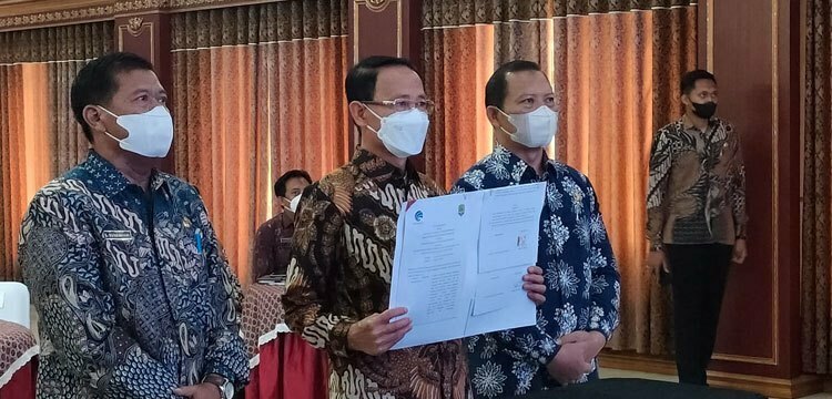 TEKNOLOGI. Bupati Majalengka didampingi Kepala Diskominfo mengikuti MoU virtual dengan Menteri Kominfo, terkait penunjukan Majalengka sebagai kabupaten smart city.