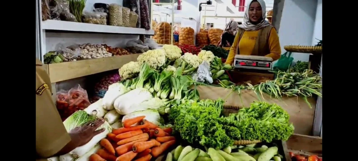 HARGA NAIK. Harga kebutuhan pokok di Pasar Kepuh pada hari ketiga puasa masih tinggi dan minyak goreng curah sulit didapat oleh pembeli.