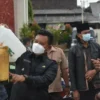 STABILITAS EKONOMI. Wakil Bupati Majalengka Tarsono D Mardiana meninjau operasi pasar minyak murah di wilayah Kecamatan Jatitujuh.