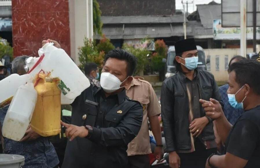 STABILITAS EKONOMI. Wakil Bupati Majalengka Tarsono D Mardiana meninjau operasi pasar minyak murah di wilayah Kecamatan Jatitujuh.