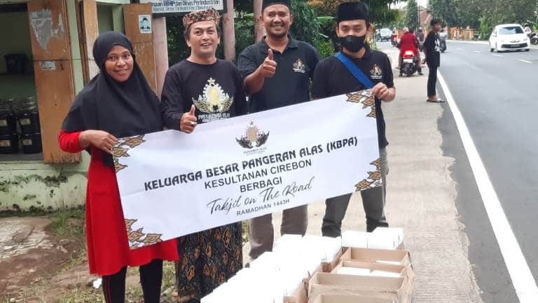 Keluarga Besar Pangeran Alas Berbagi Takjil