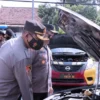 PERIKSA. Polres Majalengka melaksanakan pemeriksaan kendaraan operasional, untuk memastikan kesiapan pengamanan Ramadan dan Idul Fitri di halaman mapolres, Senin (18/4).