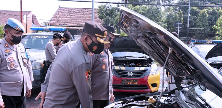 PERIKSA. Polres Majalengka melaksanakan pemeriksaan kendaraan operasional, untuk memastikan kesiapan pengamanan Ramadan dan Idul Fitri di halaman mapolres, Senin (18/4).