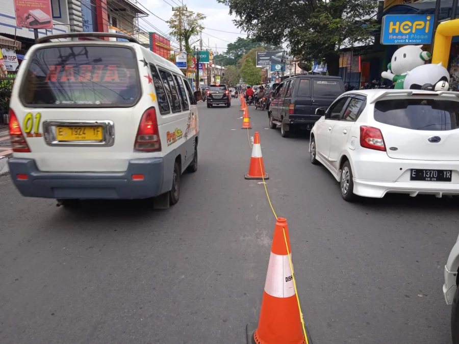 REKAYASA LALIN. Sejumlah rekayasa jalan untuk pengamanan arus lalu lintas di kawasan niaga Kuningan kota mulai diterapkan.