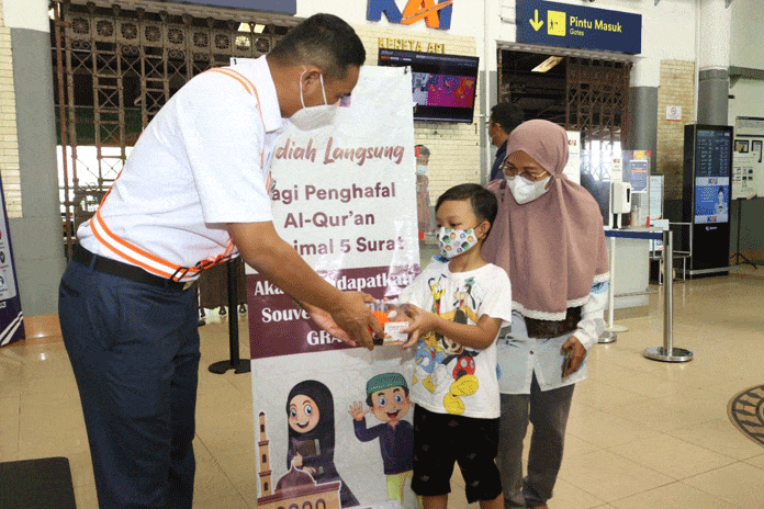 Hafal 5 Surat Pendek, Penumpang KA Dapat Souvenir