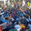 TEMUI PENDEMO. Ketua DPRD Indramayu Syaefudin membacakan lima tuntutan mahasiswa yang sudah ditandatanganinya. Dirinya hanya akan menindaklanjuti yang merupakan kewenangan pemerintah daerah.