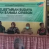 DIPERTAHANKAN. Anggota DPRD Kabupaten Cirebon, Hj Hanifah saat mengisi materi pelestarian budaya dan bahasa cirebon di kecamatan.