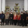 TERIMA KUNJUNGAN. Bupati Cirebon, Imron bersama Kepala Dinas Energi dan Sumber Daya Mineral (E-SDM) Provinsi Jawa Barat Ai Saadiyah Dwidaningsih usai mengadakan pertemuan di Pendopo Bupati Cirebon.