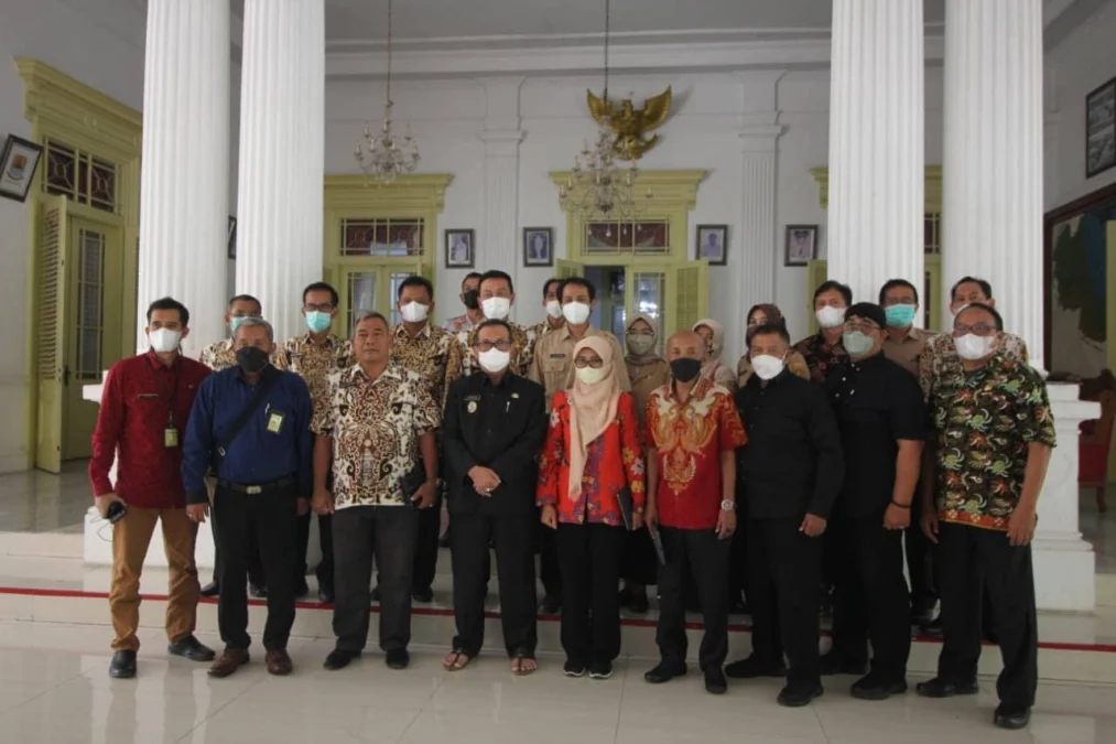 TERIMA KUNJUNGAN. Bupati Cirebon, Imron bersama Kepala Dinas Energi dan Sumber Daya Mineral (E-SDM) Provinsi Jawa Barat Ai Saadiyah Dwidaningsih usai mengadakan pertemuan di Pendopo Bupati Cirebon.