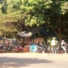 AKAN DITERTIBKAN. Sejumlah parkir liar akan ditertibkan guna mencegah penumpukan kendaraan di jam sibuk.