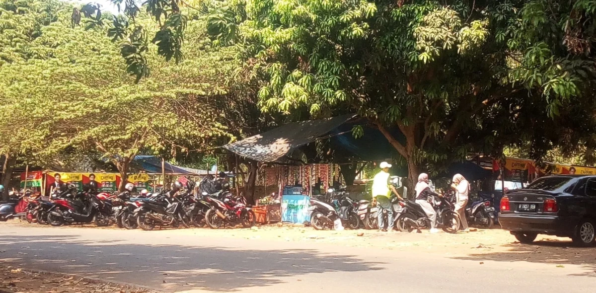 AKAN DITERTIBKAN. Sejumlah parkir liar akan ditertibkan guna mencegah penumpukan kendaraan di jam sibuk.